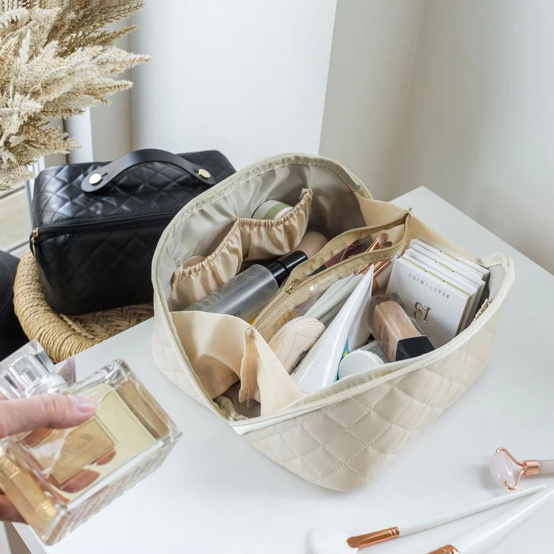 OlsenHome Makeup veske | Beige og svart sminkepung med rominndeling - Image 6